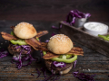 Maenner-im-Glutrausch_Burger_Foto-Gerd-Eder