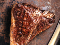 Maenner-im-Glutrausch_Steak_Foto-Gerd-Eder